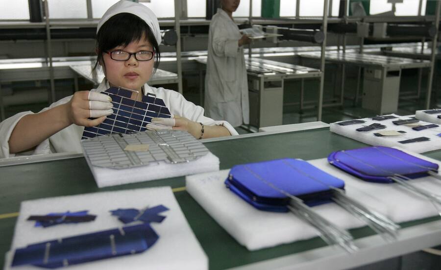 Eine Arbeiterin in China stellt Photovoltaikzellen her – das Land ist führend in Sachen erneuerbare Energien.