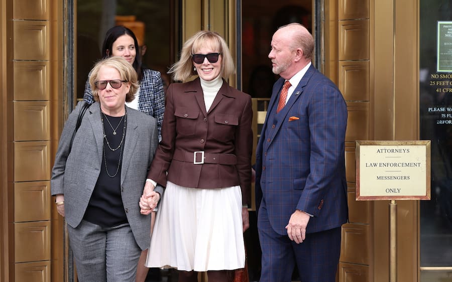 Die Autorin E. Jean Carroll (Mitte) nach der Urteilsverkündigung: Trump wurde der sexuellen Nötigung aber nicht der Vergewaltigung schuldig gesprochen.