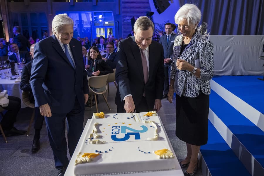 Ein Kuchen darf auf keinem Geburtstag fehlen. Im Bild schneiden Christine Lagarde, Jean-Claude Trichet und Mario Draghi den Jubiläums-Schmaus an.