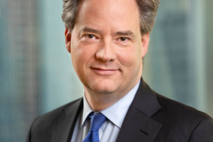 Mark Wiedman, Senior Managing Director ist weltweit für die Geschäftsbereiche von BlackRock verantwortlich. Dazu gehören das nordamerikanische Kundengeschäft, die regionalen Geschäftsbereiche APAC, EMEA, Lateinamerika, die globalen Teams für Versicherer, Berater und öffentliche Institutionen, Financial Markets Advisory und Marketing.