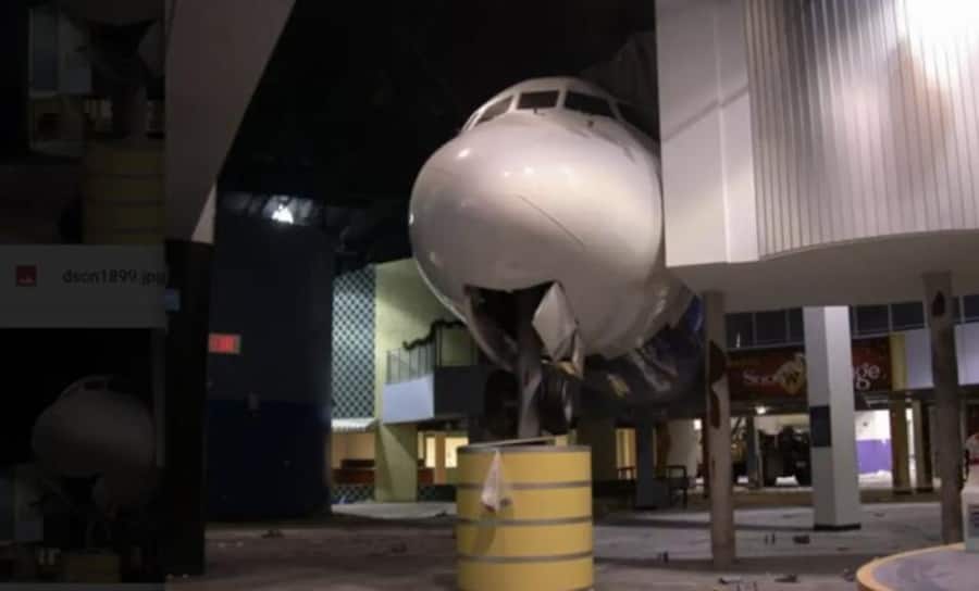 Die McDonnell Douglas DC-9 kaufte er von einem stillgelegten Einkaufszentrum.