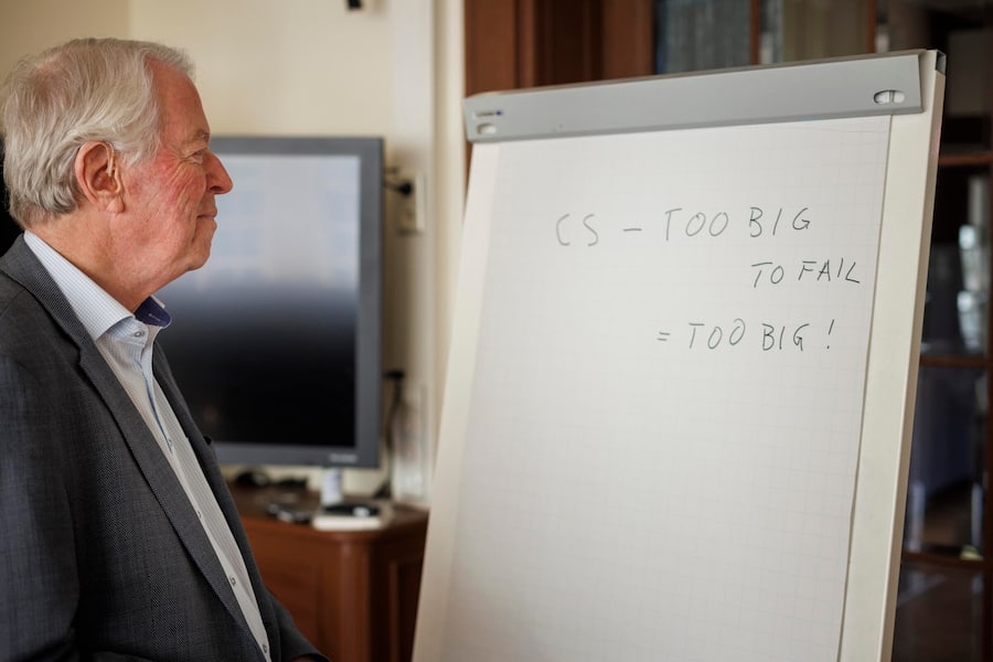 Die Formel ist einfach: Banken müssen klein oder gut kapitalisiert sein. Martin Hellwig in seinem Büro in Bonn.