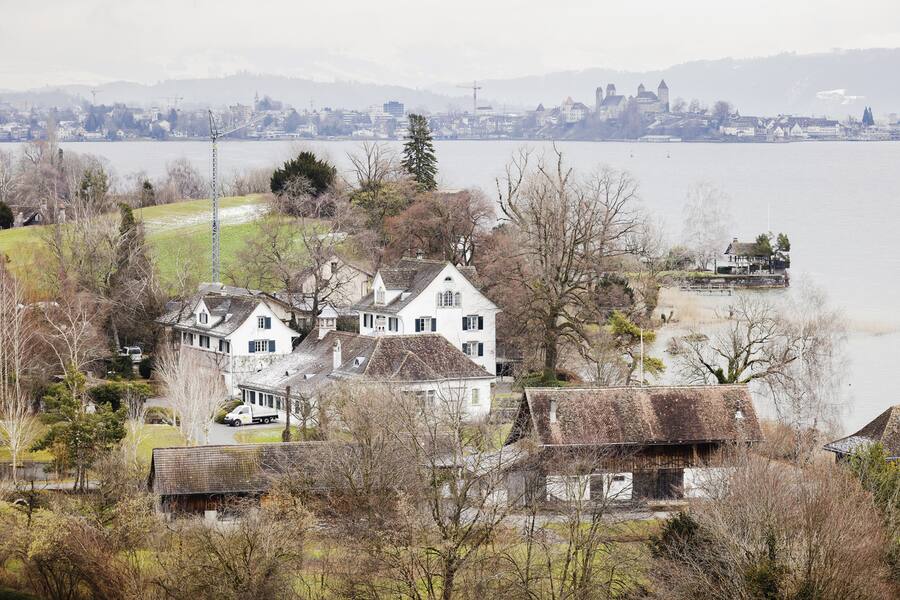 Das luxuriöse Gut Steinfels in der Gemeinde Stäfa umfasst 24’000 Quadratmeter, zehn historische Gebäude, einen Swimmingpool, dazu einen Bootssteg.