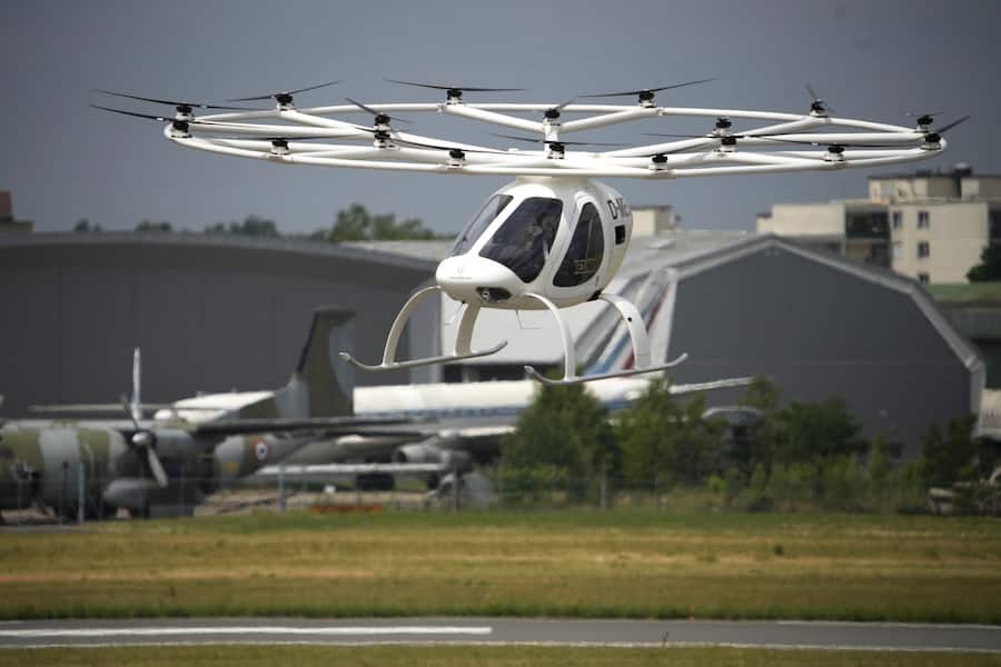 Der Volocopter 2X, der senkrecht startet und landet, bei einem Demonstrationsflug an der Luftfahrtmesse in Paris.