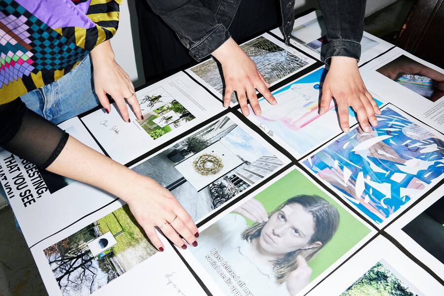 Bewerbungen für eine Plakatausstellung prüfen. Nur die Plakate von 18 Dossiers werden gezeigt.