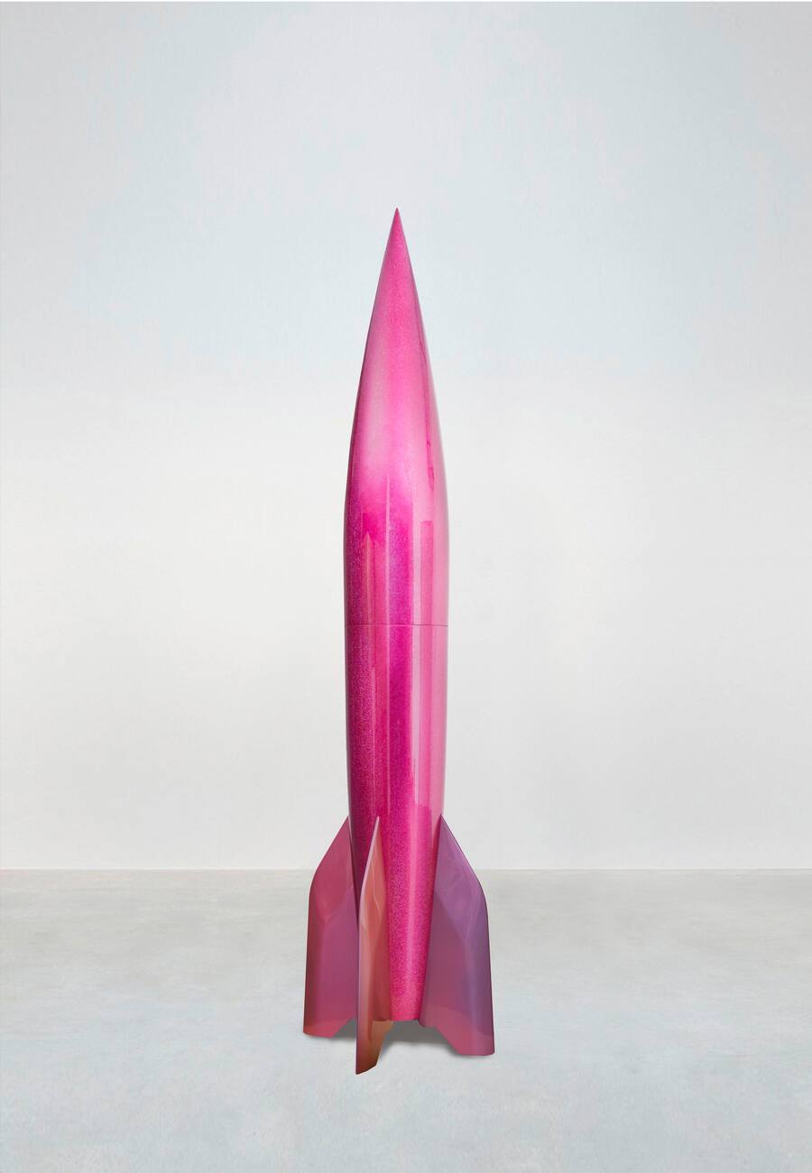 Sylvie Fleury, «First Spaceship on Venus», 2022, Fiberglas, Autolack, 380 × 94 × 94 cm.