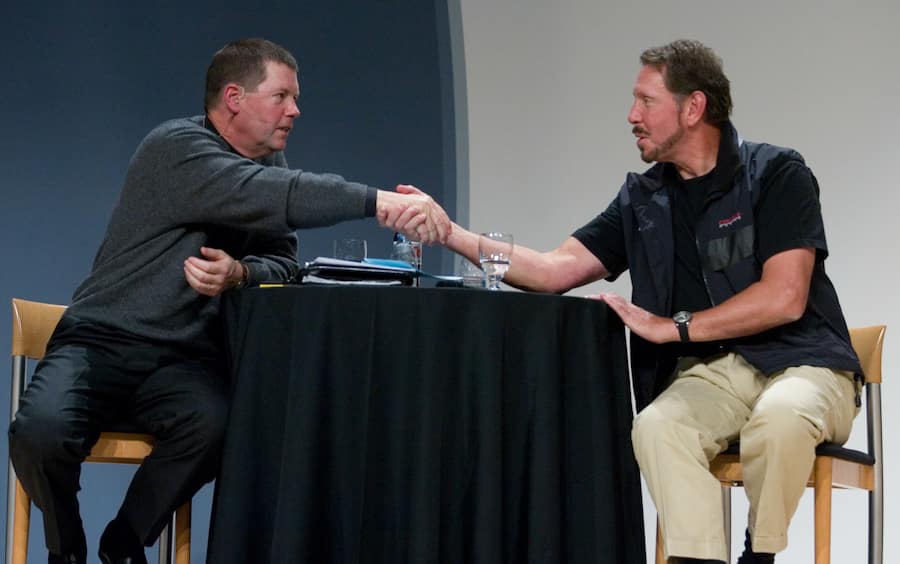 Die Richard Mille RM 0029, die Larry Ellison (r.) trägt, kostet auf der Uhrenverkaufsseite Jomashop mehr als 170'000 Dollar (etwa 154'105 Euro).