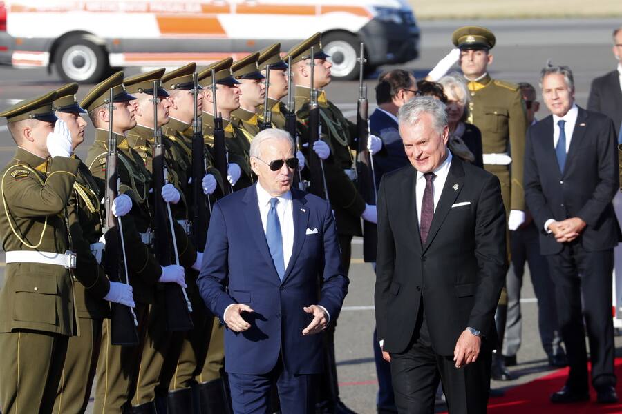 US-Präsident Joe Biden wird von dem Litauischen Präsidenten Gitanas Nauseda in Empfang genommen.