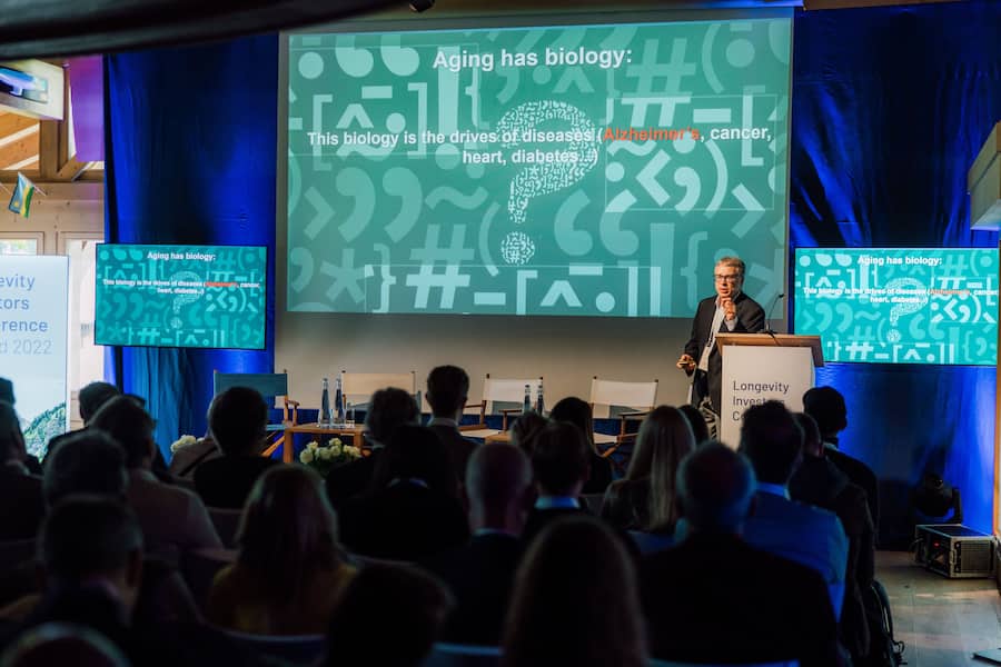 Nir Barzilai vorne auf der Bühne an der Longevity Investors Conference 2022