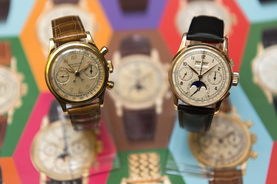 Die linke Patek Philippe, eine äusserst seltene goldene Split-Seconds-Chronographen-Armbanduhr mit Breguet-Ziffern, wird auf 800'000 US-Dollar geschätzt, die rechte Patek Philippe, eine äusserst seltene Rotgold-Chronographen-Armbanduhr mit ewigem Kalender und Mondphasen, auf 1'500'000 US-Dollar.