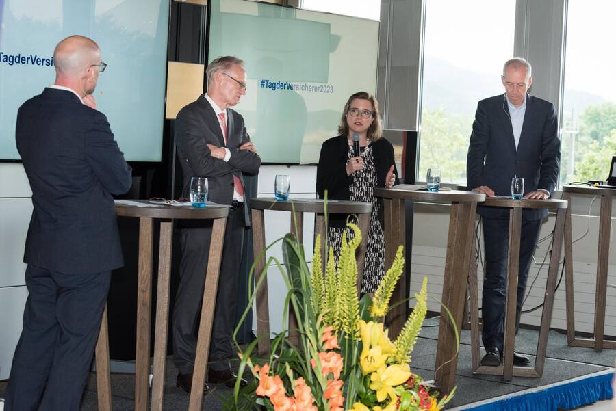Podium am «Tag der Versicherer»: Michael Schönenberger (Moderator), Eric Gujer (Chefredaktor NZZ), Christa Markwalder (Nationalrätin), Patrick Raaflaub (Vizepräsident SVV)