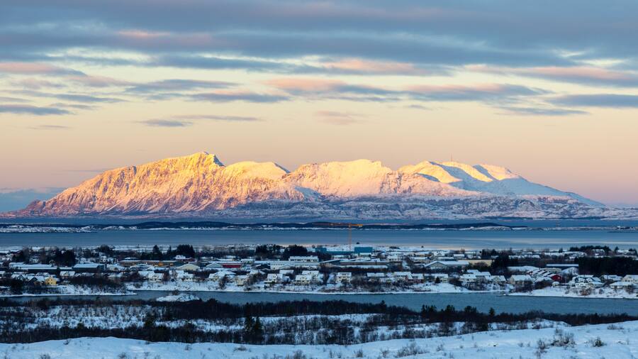 Touristen sind besonders von der malerischen Natur in Reykjavik begeistert.
