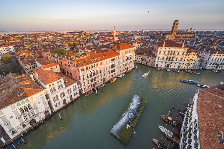 Seit 2021 ist grossen Kreuzfahrtschiffen die Durchfahrt durch das Stadtzentrum von Venedig untersagt.