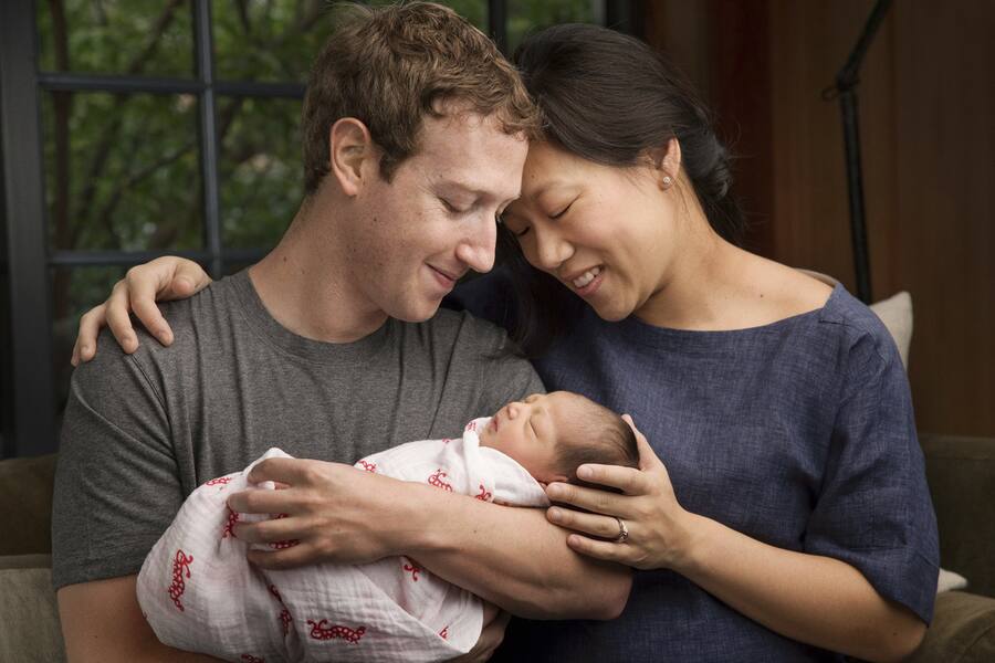 Auf diesem undatierten Foto, das von Mark Zuckerberg zur Verfügung gestellt wurde, wird Max Chan Zuckerberg von ihren Eltern, Mark Zuckerberg und Priscilla Chan Zuckerberg, gehalten.