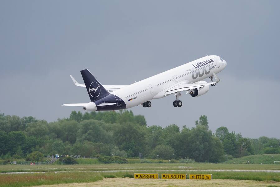 Der Airbus A321neo ·Münster· der Fluggesellschaft Lufthansa hebt am Airbus-Werk in Finkenwerder zum Flug nach München ab.