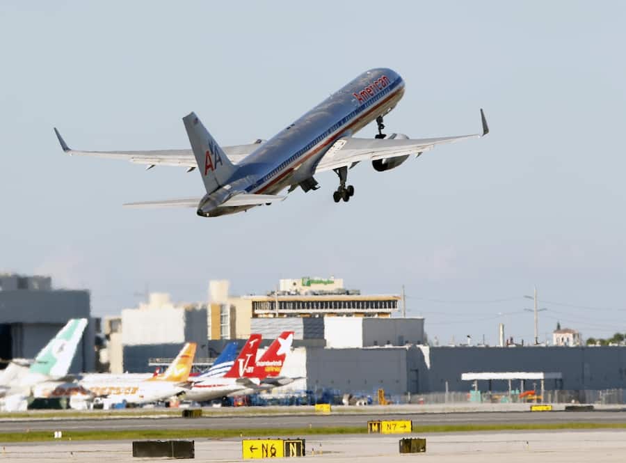 Ein Boeing 757-Jet der American Airlines bereitet sich auf den Start in Miami vor.