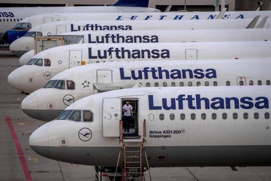 Lufthansa-Flieger sind am Flughafen Frankfurt geparkt (September 2022).