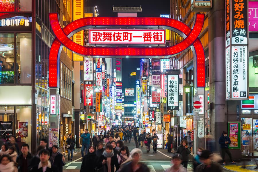 Neonlichter und beleuchtete Werbetafeln von Shinjuku, Tokio.