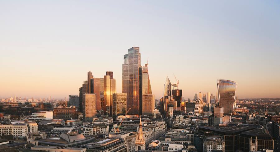 Das Finanzdistrikt und die Canary Wharf in London.