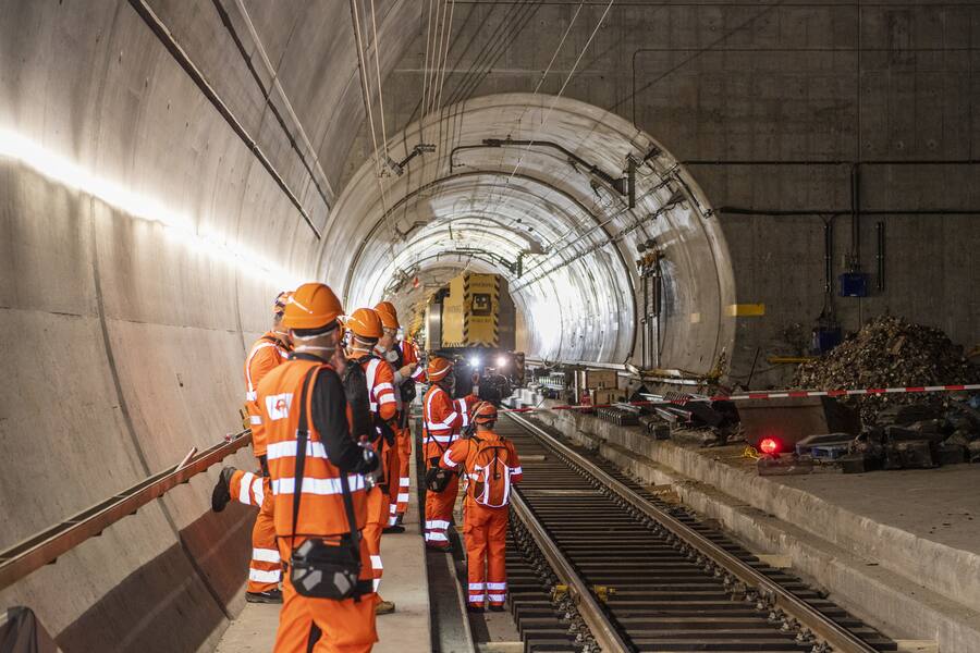 Ein Baustellenzug bei der Unfallstelle in der Tunnelroehre Sued-Nord des Gotthard Basistunnels bei Faido anlaesslich einer Medienfuehrung an der Unfallstelle am Mittwoch, 6. September 2023 in Faido im Kanton Tessin. (KEYSTONE/Urs Flueeler)