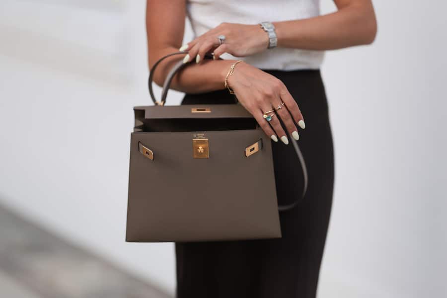 Hermès: Die Kelly Bag ist eine Ikone und inzwischen auch eine Wertanlage. Der Konzern lässt sie in Handarbeit und mit hochwertigen Materialien fertigen.