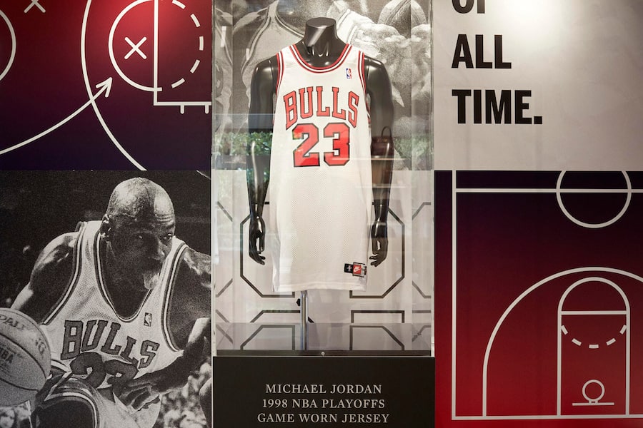 Das Shirt, das Michael Jordan in dem Spiel getragen hat, das ihn zum Gewinn seiner letzten Meisterschaft inspirierte. Schätzpreis: 1 bis 2 Millionen Franken.