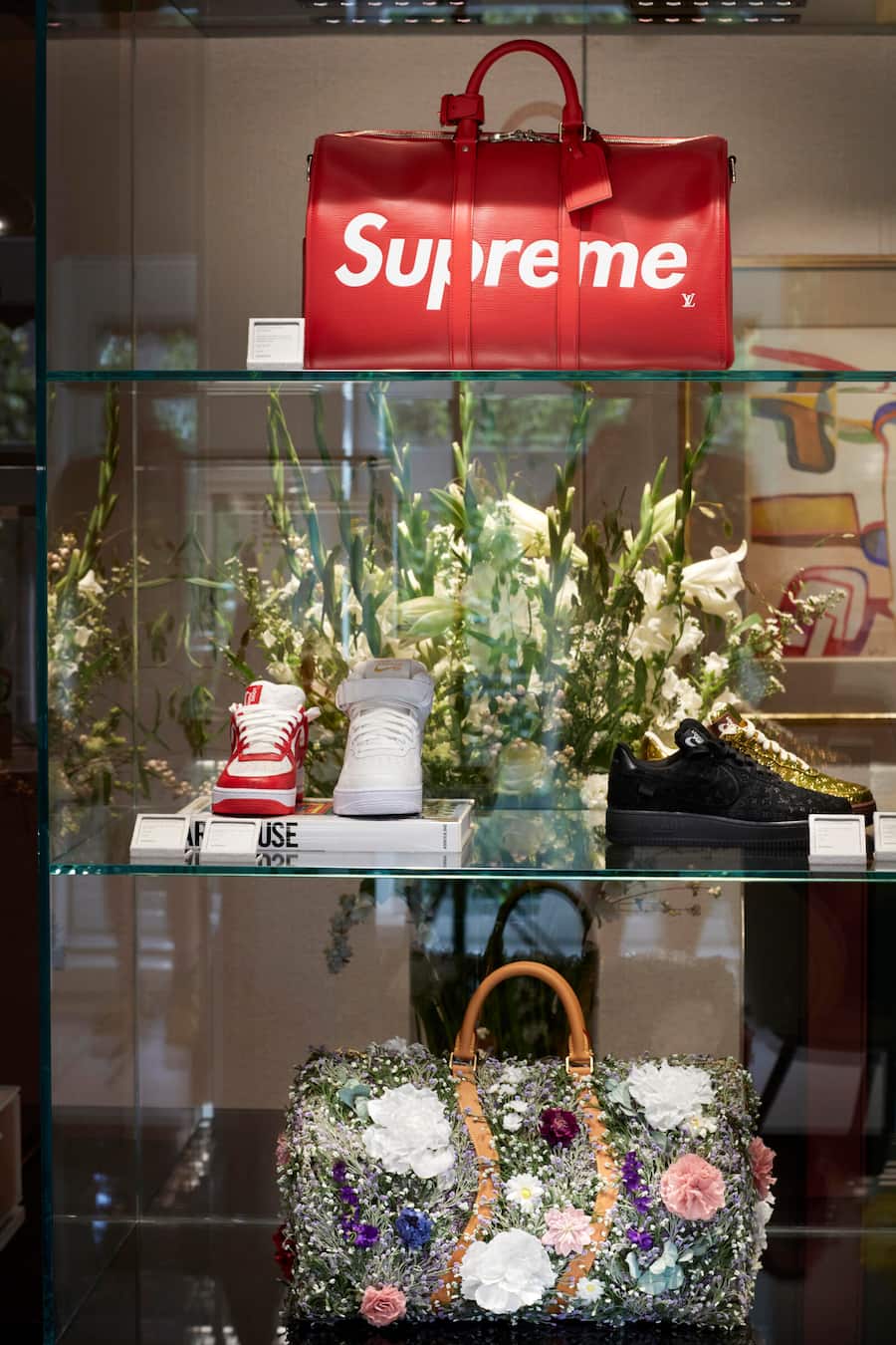 Handtaschen und Sneakers sind ein neueres Geschäft für Sotheby’s. Die schwarzen und goldenen Sneakers gibt es für 9900 Franken.