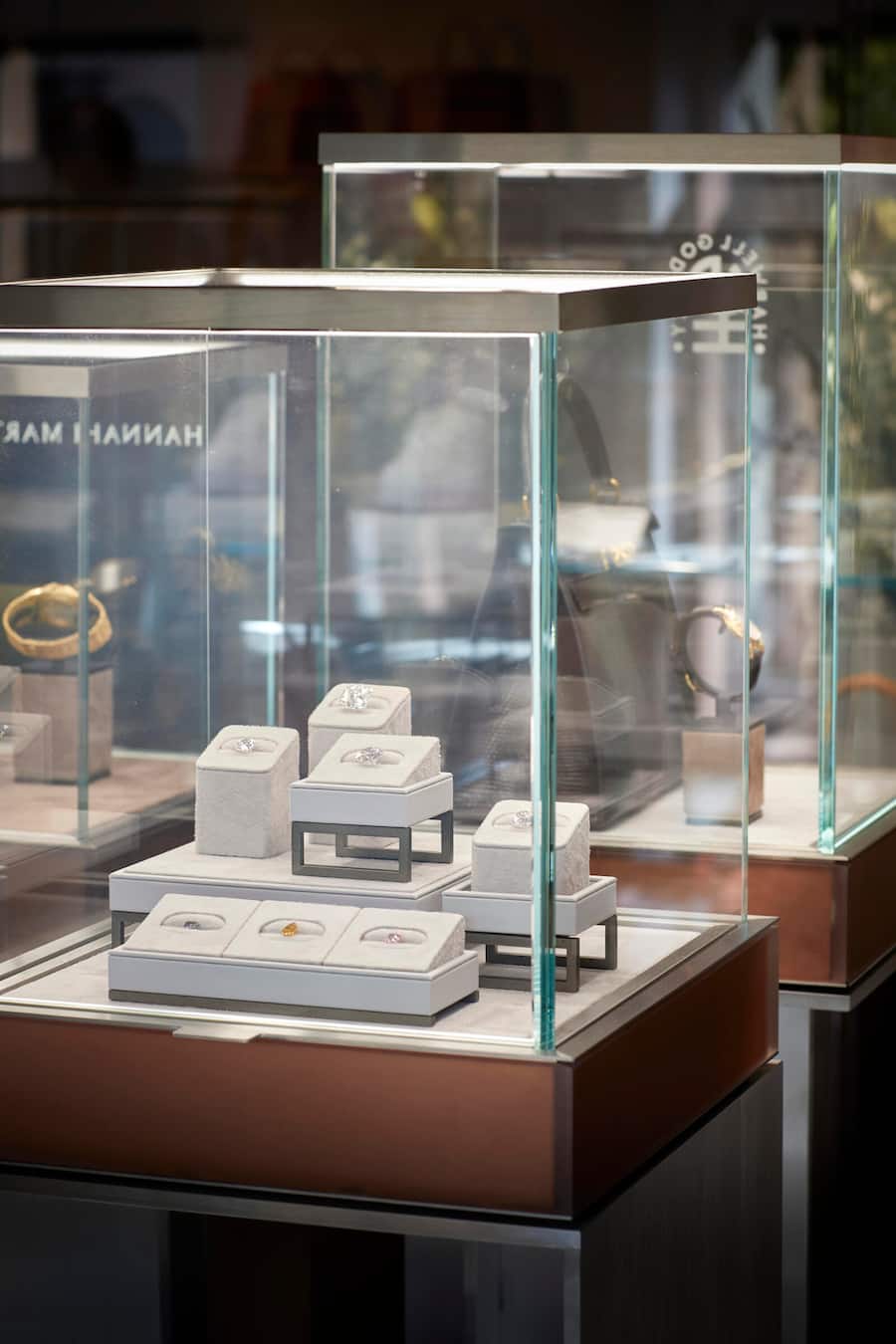 In dieser Vitrine zuoberst liegt der weisse Diamant mit 30 Karat, Cushion Cut, für 3,9 Millionen Franken.
