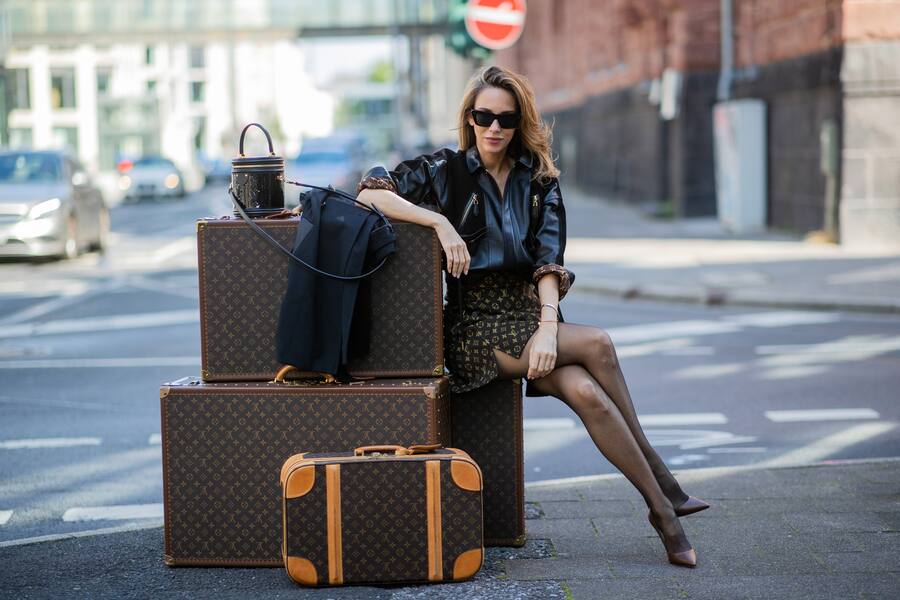 LVMH: Die Koffer, die Lederjacke und der Kaschmirrock sind alle von LVMH, dem grössten Luxuskonzern der Welt mit 380 Milliarden Franken Börsenwert. Keine andere Firma in Europa ist wertvoller.