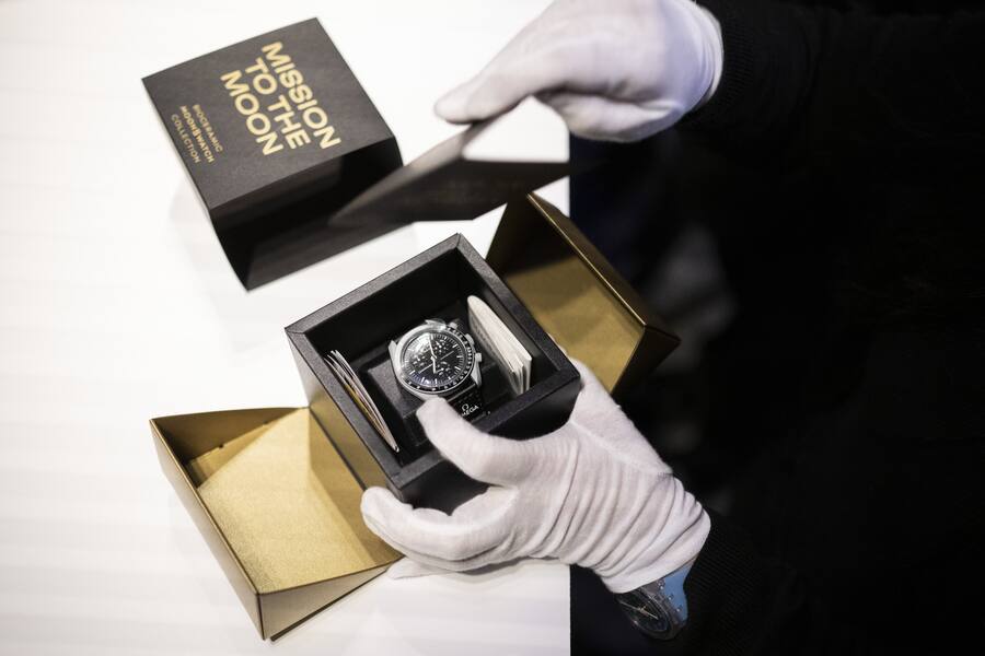 Swatch: Die Firma macht Furore mit ihren konzerninternen Partnerschaften. Hier die sehr erfolgreiche Moonswatch, eine Kombination aus Omega und Swatch. Derzeit läuft die Kooperation von Blancpain mit Swatch.