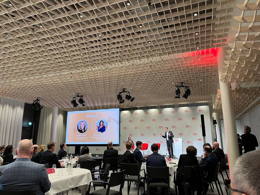 Christian Mumenthaler überreicht den Woman in Insurance Award 2023 an die beiden Gewinnerinnen, Caroline Feeney und Selene Hitchcock-Gear.