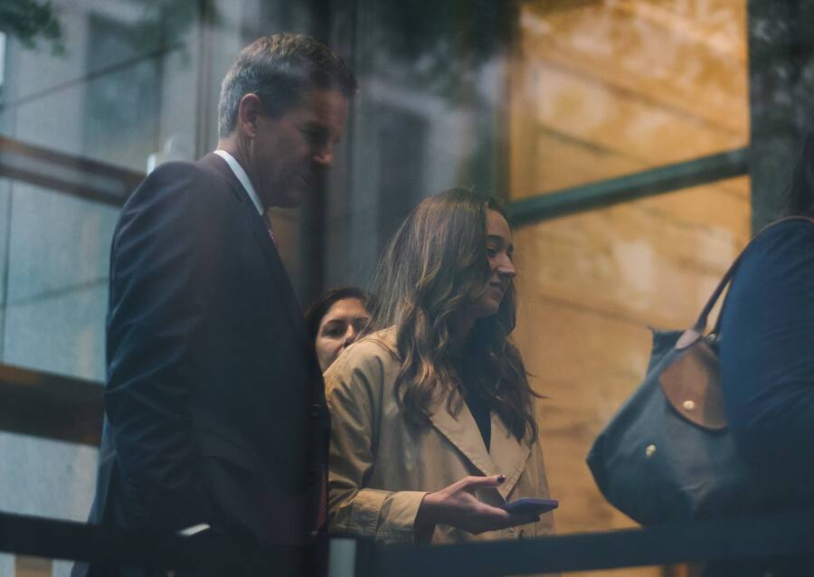 Charlie Javice, ehemaliger CEO von Frank, betritt das Bundesgericht in Manhattan, 500 Pearl Street, zur vorgerichtlichen Prozessbesprechung, nachdem sie JP Morgan Chase um 175 Millionen Dollar betrogen hat, zusammen mit ihrem Anwalt Alex Spiro