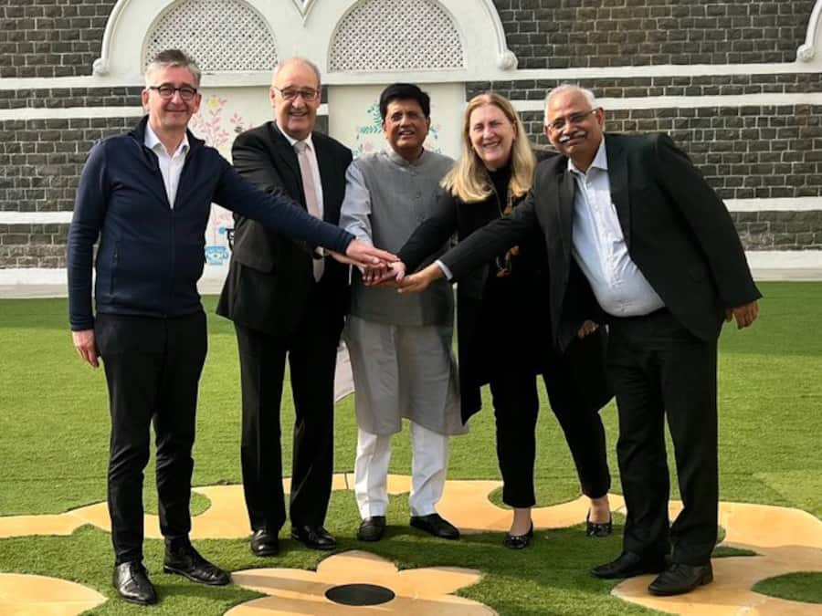 Guy Parmelin (zweiter von links), mit dem indischen Handelsminister Guy Parmelin mit dem indischen Handelsminister Piyush Goyal (Mitte) und Staatssekretärin für Wirtschaft, Helene Budliger.