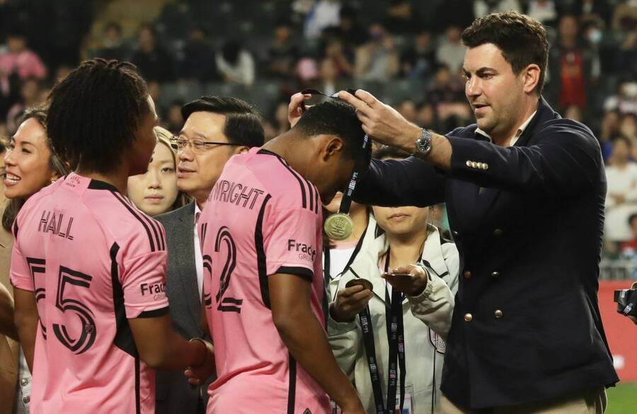 Gute Miene zu bösem Spiel: Michel Lamunière händigt die Medaillen des Freundschaftsspiels in Hong Kong aus.