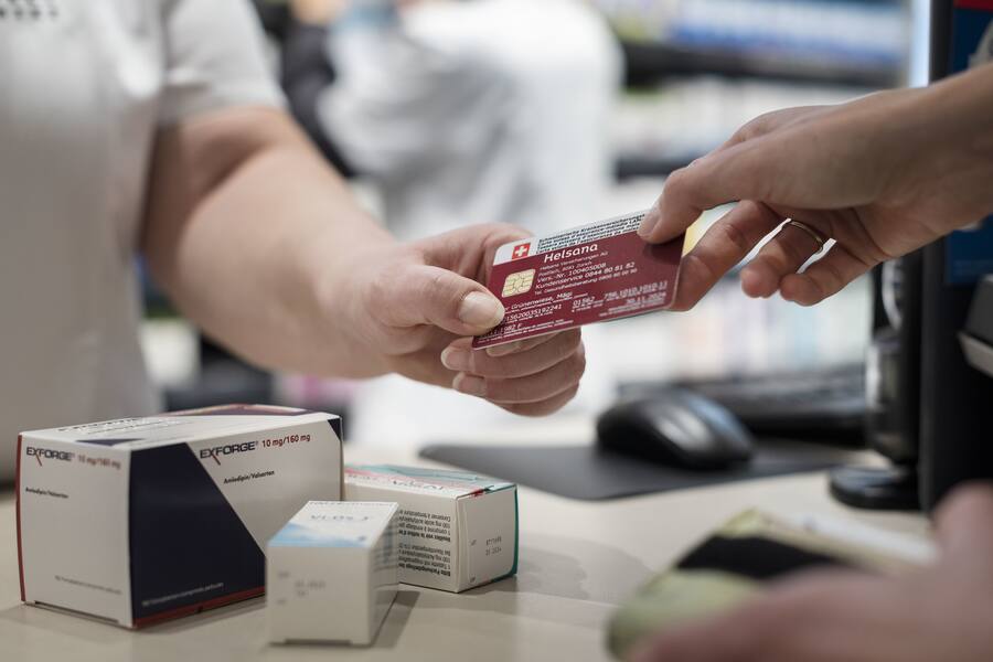 So lief es bisher: Die physische Versichertenkarte wird in der Apotheke gezeigt.