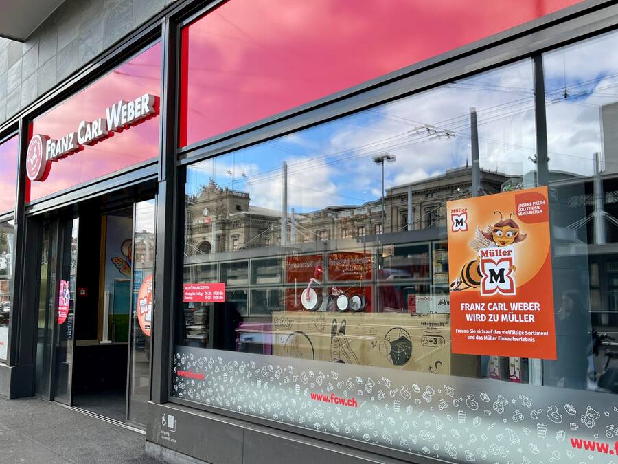 «Franz Carl Weber wird zu Müller», heisst es in einem Infoplakat bei der FCW-Filiale am Zürcher Bahnhofplatz.
