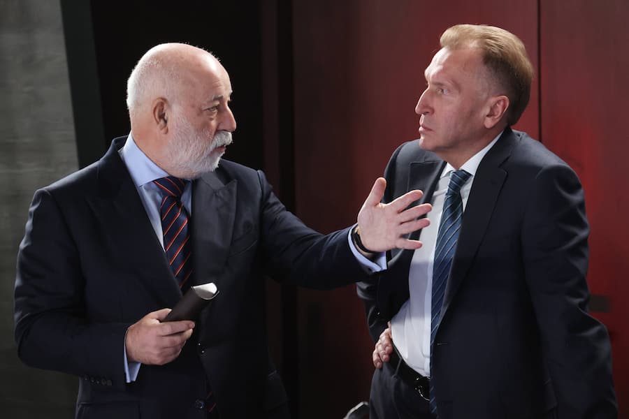 Viktor Vekselberg, Vorsitzender des Kuratoriums des Skolkowo-Instituts für Wissenschaft und Technologie (SkolTech) und Vorsitzender des Verwaltungsrats der Renova-Gruppe, spricht vor einer Sitzung des Kuratoriums der Skolkowo-Stiftung in der Region Moskau, Russland, mit dem VEB.RF-Vorsitzenden Igor Schuwalow.