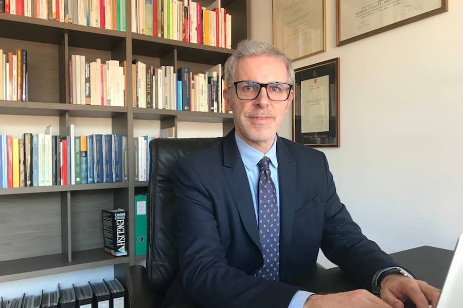 «Die Finanzmärkte reagieren in der Regel gegensätzlich zu der sogenannten Realwirtschaft», sagt Sergio Rossi, Professor für Makroökonomie und Geldpolitik an der Universität Fribourg.