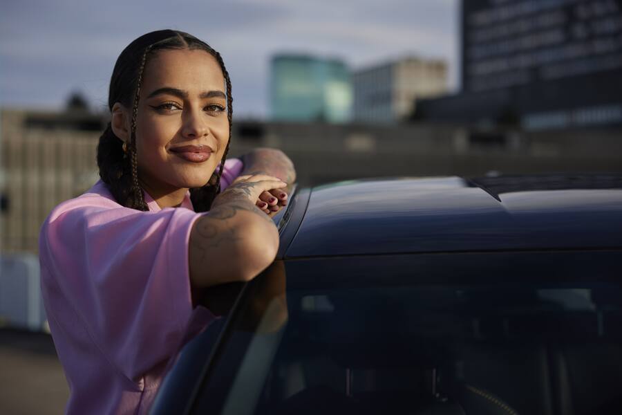 Gut unterwegs: Die Musikerin bestreitet private und berufliche Fahrten stets in ihrem Lexus LBX Hybrid.