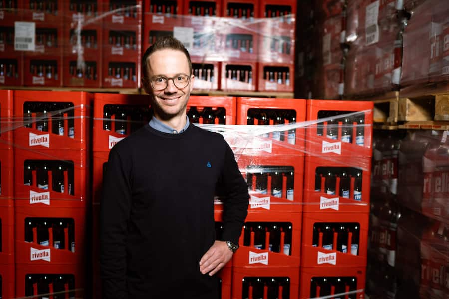 Foto: Linda Käsbohrer. 2.4.24. Doppel-Interview mit den Rivella-Co-CEOs Erland Brügger (rechts) und Silvan Brauen (links) in der Rivellaproduktionsstätte in Rothrist (AG). Hier auf dem Foto Silvan Brauen. Mit Journalist Thomas Schlittler.