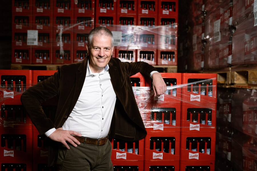 Foto: Linda Käsbohrer. 2.4.24. Doppel-Interview mit den Rivella-Co-CEOs Erland Brügger (rechts) und Silvan Brauen (links) in der Rivellaproduktionsstätte in Rothrist (AG). Hier auf dem Foto Erland Brügger. Mit Journalist Thomas Schlittler.