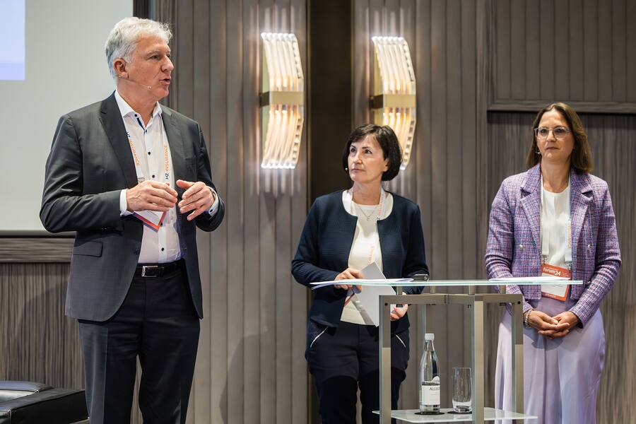 Urs Arbter, SVV-Direktor, im Gespräch mit Karin Bosshard, Chefredaktorin HZ Insurance, und Birgit Rutishauser, stellvertretende Finma-Direktorin.