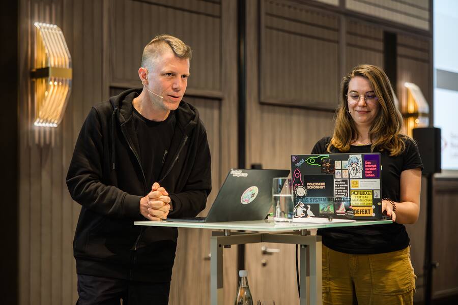 Linus Neumann und Yvette Muszynski von Security Research Labs.