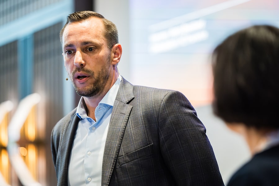 Lucas Klapdor, Head of Commercial Lines der Central Region von Chubb Versicherungen, im Gespräch mit Karin Bosshard, Chefredaktorin HZ Insurance.