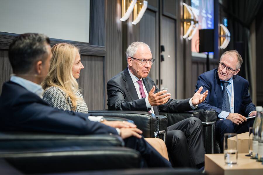 Juan Beer, CEO von Zurich Schweiz diskutiert mit Kristin Sperling, Head Global Finance & Tax, Schindler Holding AG und Thomas Braune, CEO, New Reinsurance sowie Markus Diem Meier, Chefredaktor der Handelszeitung.