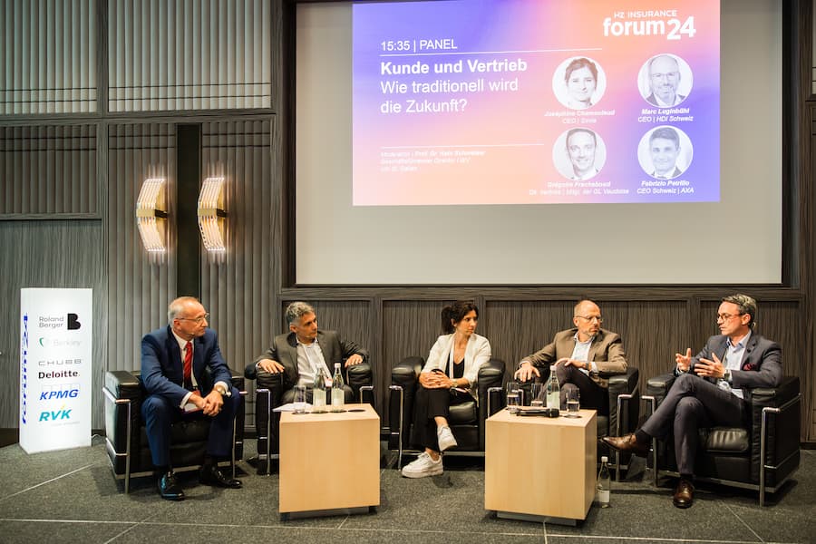 Hato Schmeiser, Direktor des Insituts für Versicherungswirtschaft der Universität St. Gallen diskutiert mit Fabrizio Petrillo, CEO der Axa Schweiz sowie Marc Luginbühl, CEO von HDI Schweiz und Grégoire Fracheboud, Direktor Vertrieb & Marketing, Mitglied der Geschäftsleitung der Vaudoise.