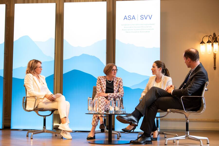 V.l.n.r. Moderatorin Christine Maier, HSG-Honorarprofessorin Monika Bütler, Alexandra Janssen, CEO Ecofin Portfolio Solutions AG, und Ruedi Kubat, CEO Allianz Suisse.
