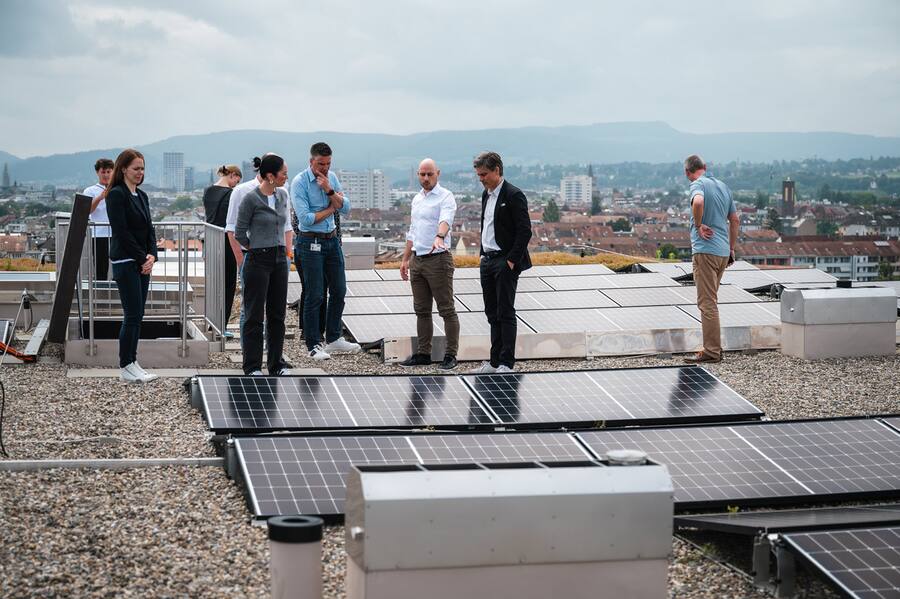 Bei einer Tour erhalten Besucherinnen und Besucher einen Eindruck von den erneuerbaren Energielösungen