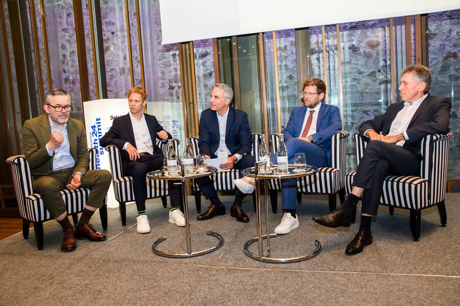 KPT-Chef Thomas Harnischberg diskutiert mit Jan Vontobel, Chefarzt Kardiologie der Hochgebirgsklinik Davos, Moderator Michael Willer, Geschäftsführer MW Bridge GmbH, Thomas Christen vom Bundesamt für Gesundheit und Felix Schneuwly, Leiter Public Affairs bei Comparis.