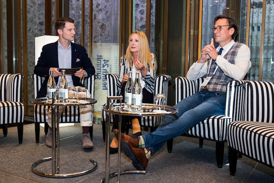 Fabian Unteregger im Gespräch mit Sabine Bruckner, Country Manager Pfizer Switzerland, und Jürg Streuli, Institutsleiter bei der Stiftung Dialog Ethik.
